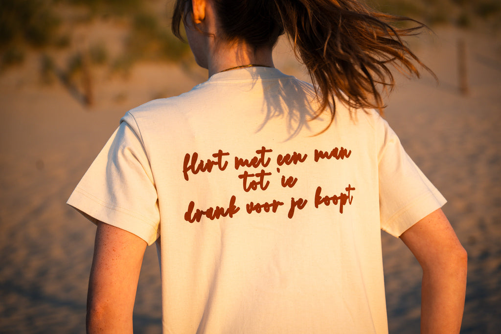 Mauro Shirt "FLIRT MET EEN MAN TOT 'IE DRANK VOOR JE KOOPT"